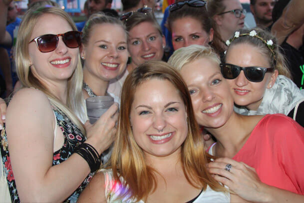 Gäste auf der Bootsparty